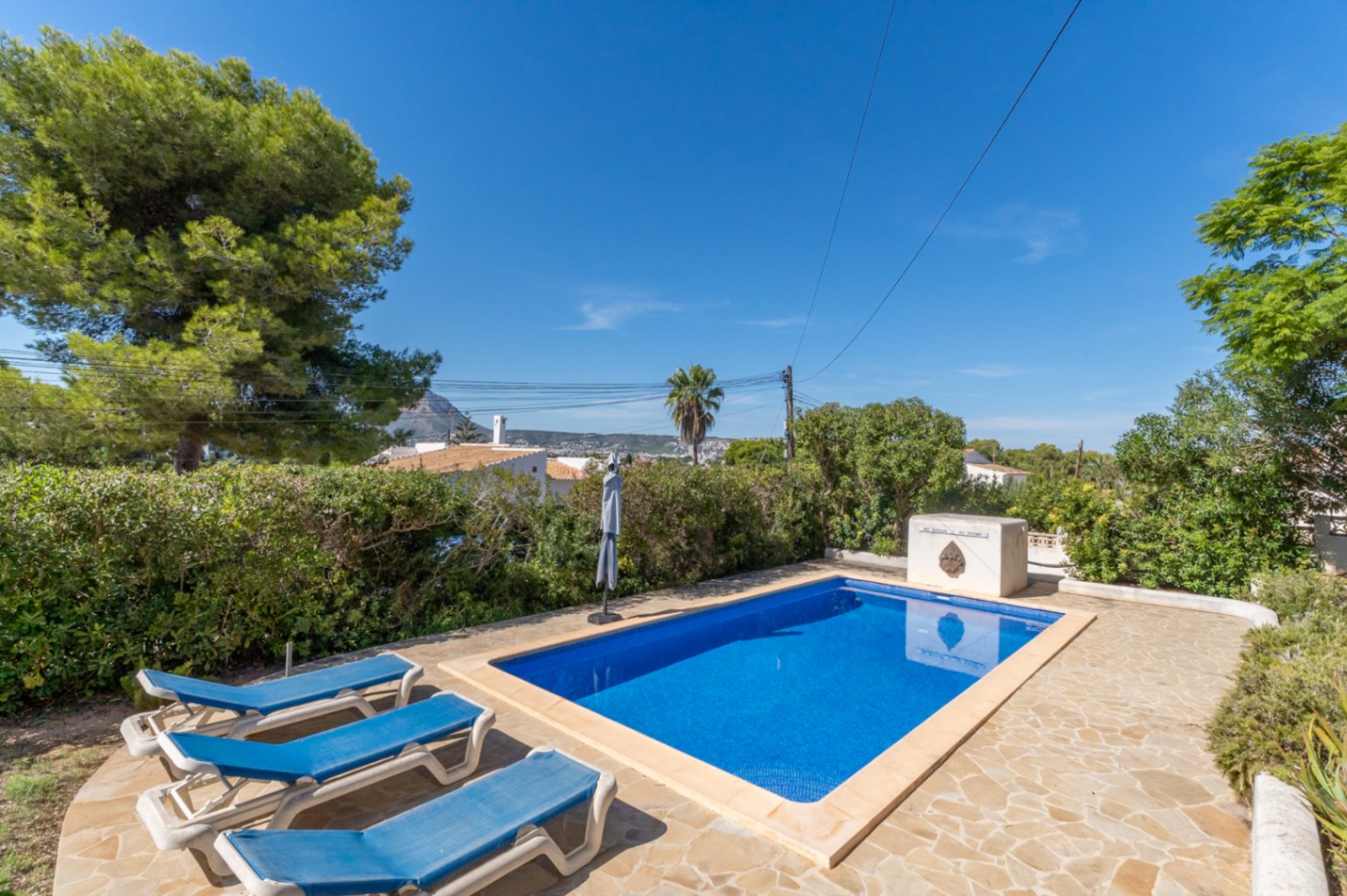 Villa mit separatem Apartment und Blick auf den Montgó, 600 m vom Meer entfernt.