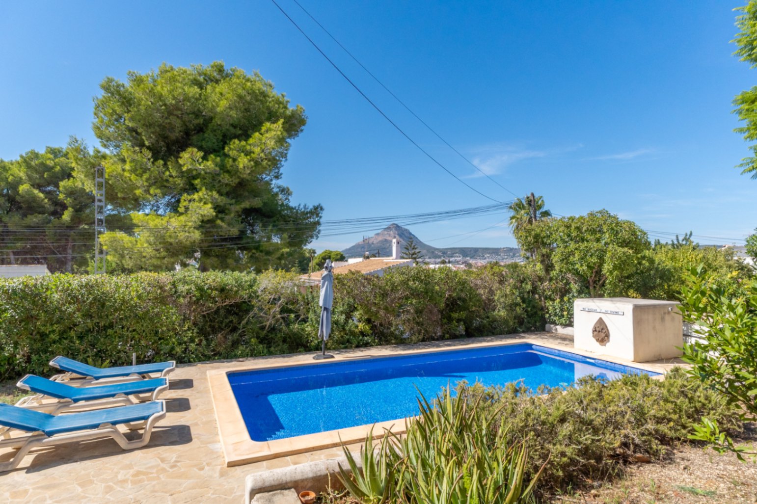 Villa mit separatem Apartment und Blick auf den Montgó, 600 m vom Meer entfernt.