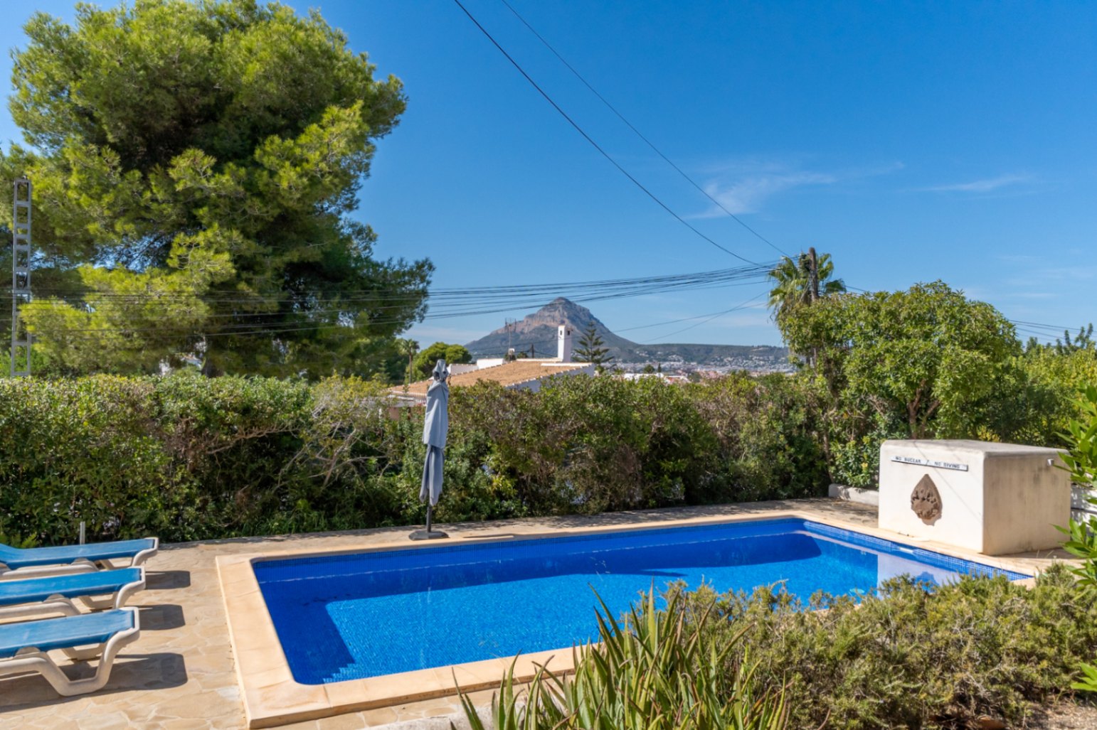 Villa mit separatem Apartment und Blick auf den Montgó, 600 m vom Meer entfernt.
