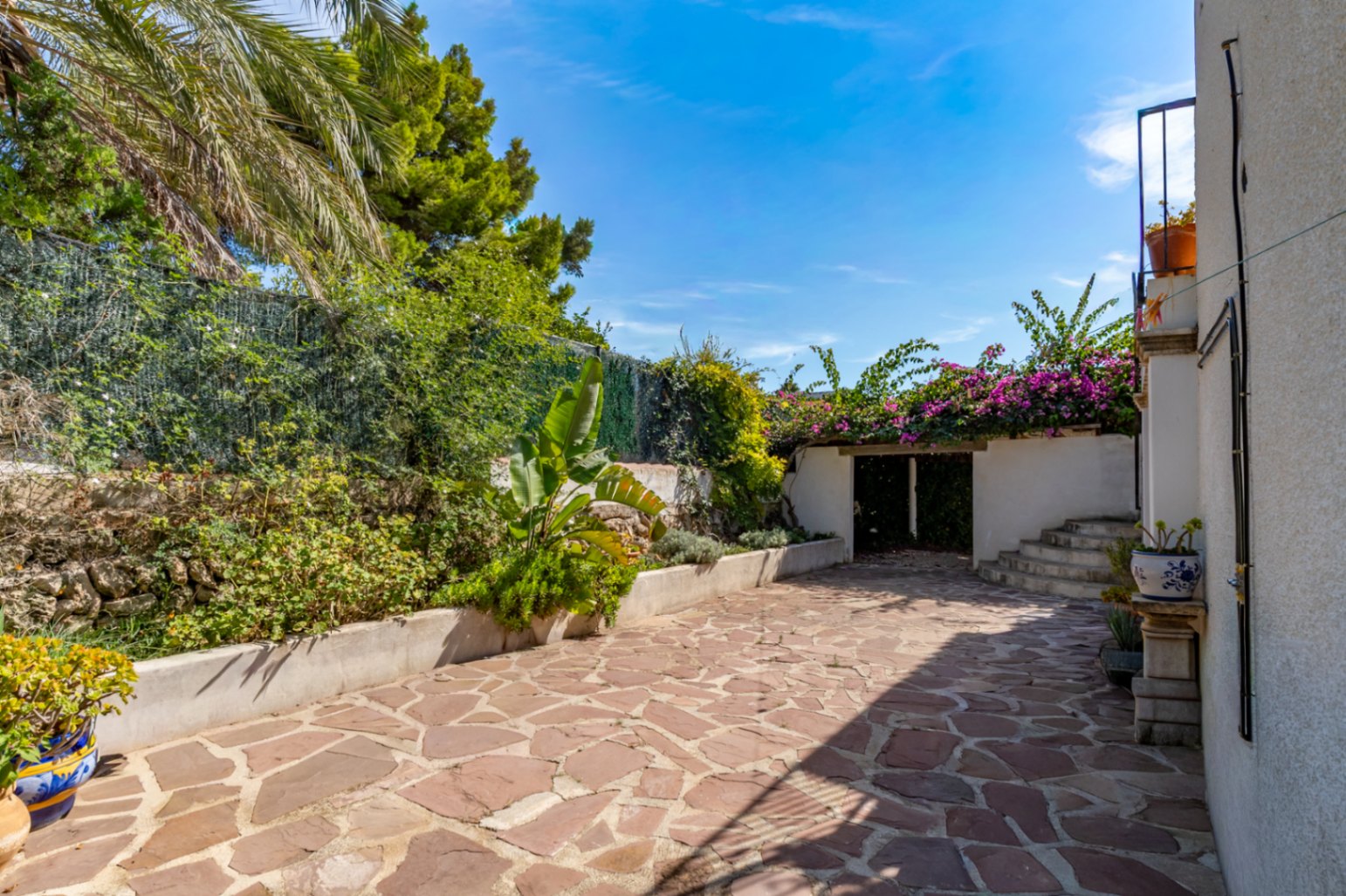 Villa mit separatem Apartment und Blick auf den Montgó, 600 m vom Meer entfernt.