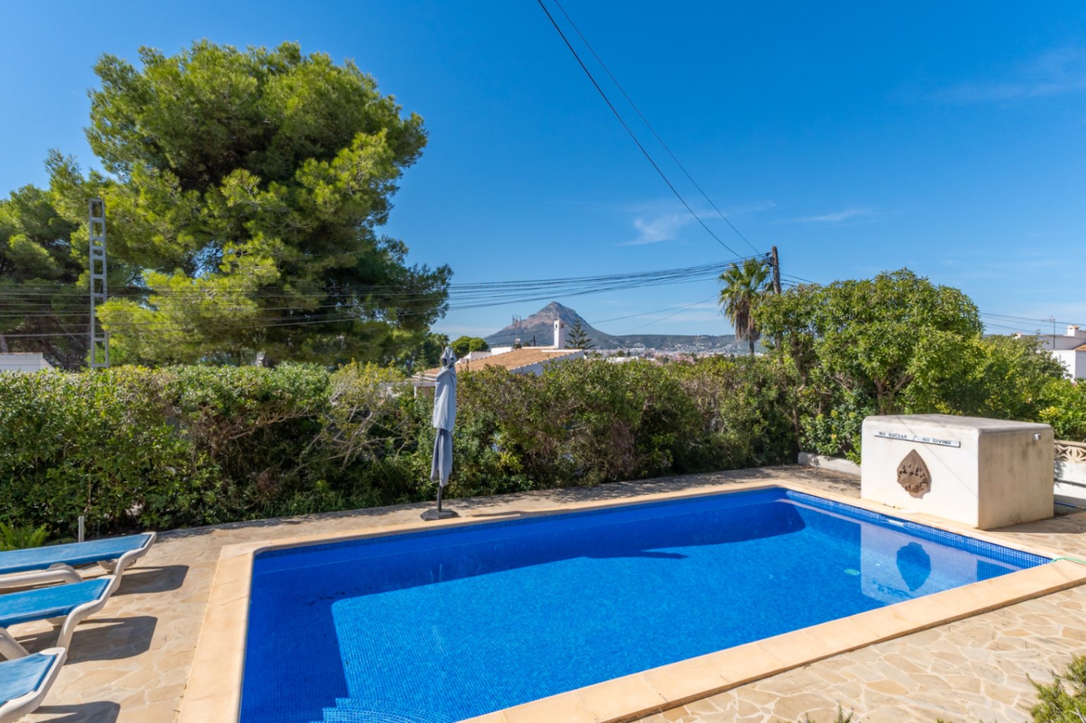 Villa mit separatem Apartment und Blick auf den Montgó, 600 m vom Meer entfernt.