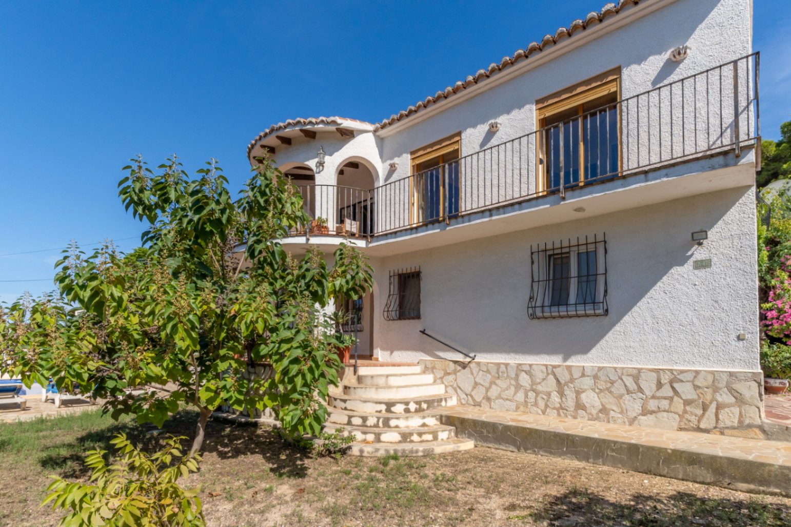 Villa mit separatem Apartment und Blick auf den Montgó, 600 m vom Meer entfernt.