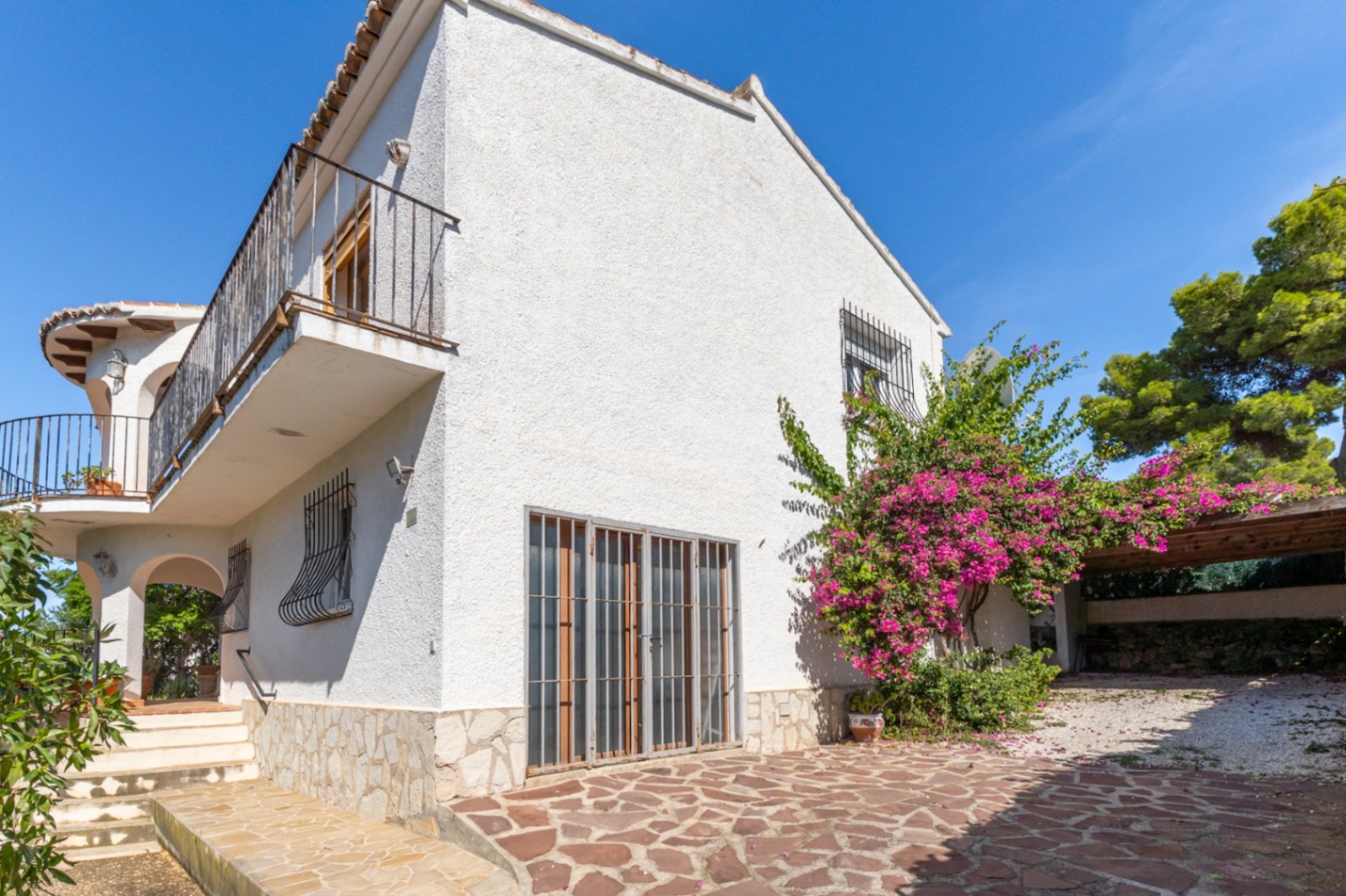 Villa mit separatem Apartment und Blick auf den Montgó, 600 m vom Meer entfernt.