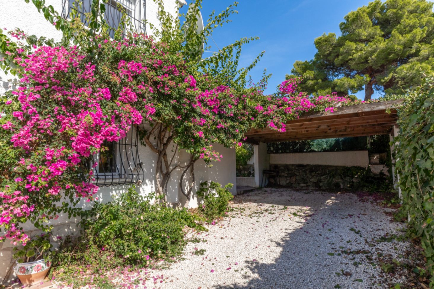 Villa mit separatem Apartment und Blick auf den Montgó, 600 m vom Meer entfernt.