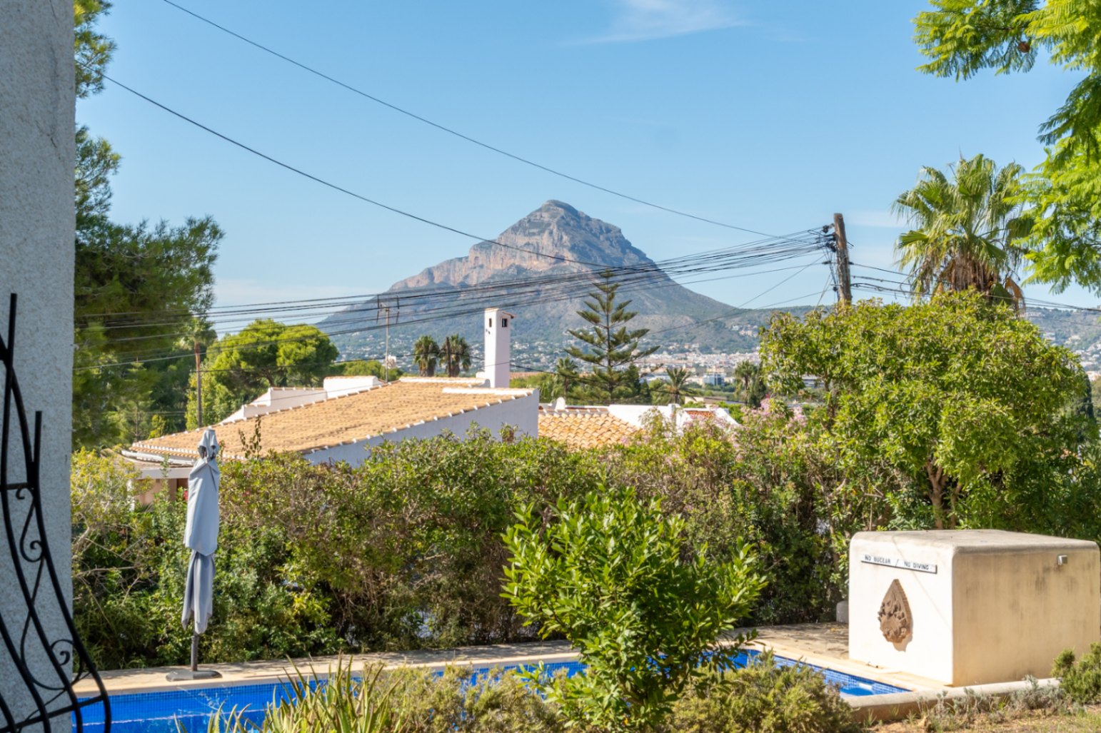 Villa mit separatem Apartment und Blick auf den Montgó, 600 m vom Meer entfernt.