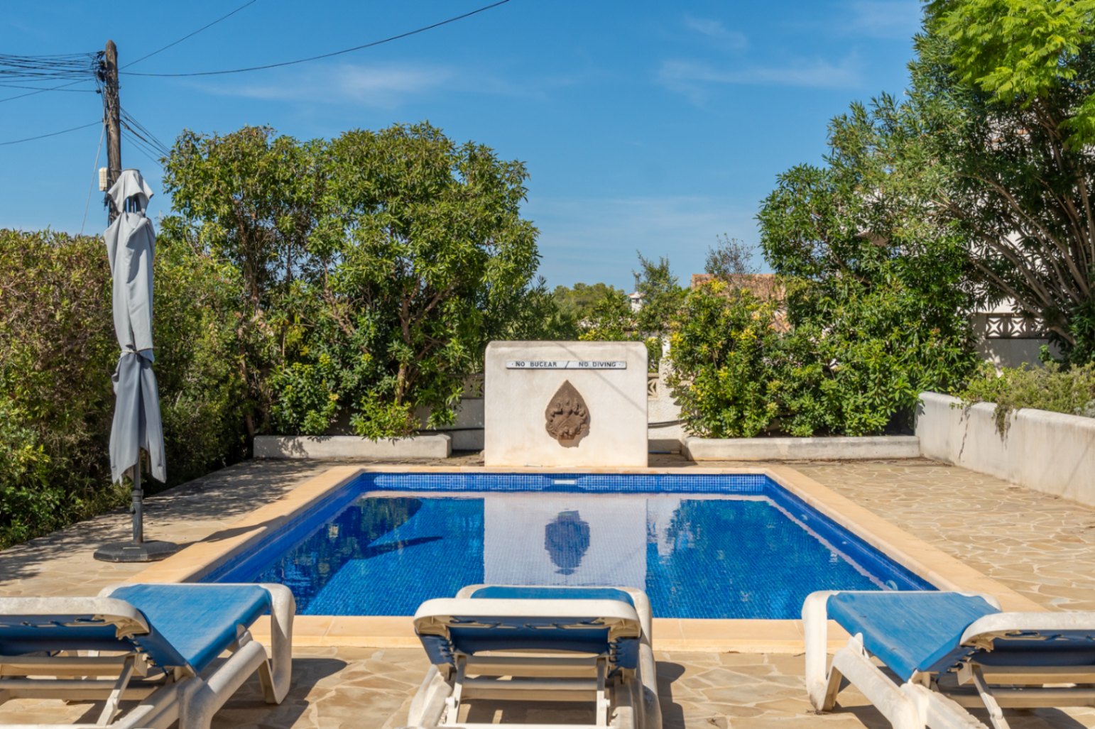 Villa mit separatem Apartment und Blick auf den Montgó, 600 m vom Meer entfernt.