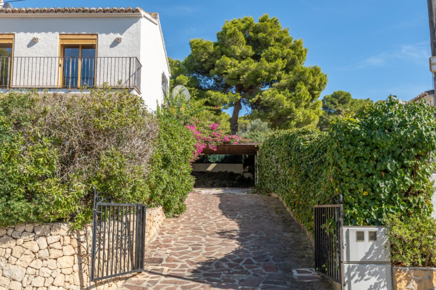 Villa mit separatem Apartment und Blick auf den Montgó, 600 m vom Meer entfernt.
