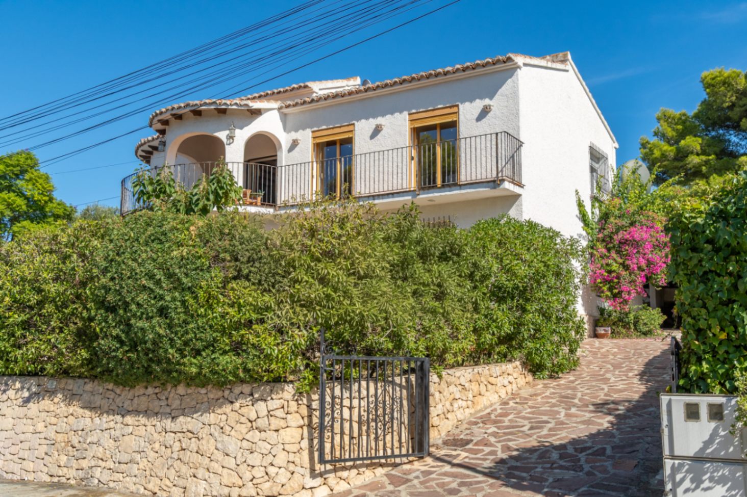 Villa mit separatem Apartment und Blick auf den Montgó, 600 m vom Meer entfernt.