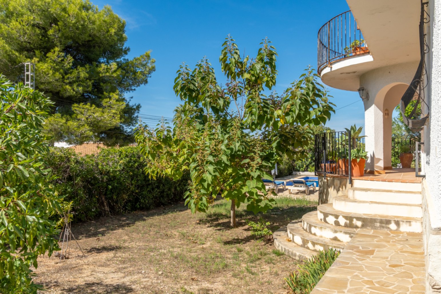 Villa mit separatem Apartment und Blick auf den Montgó, 600 m vom Meer entfernt.