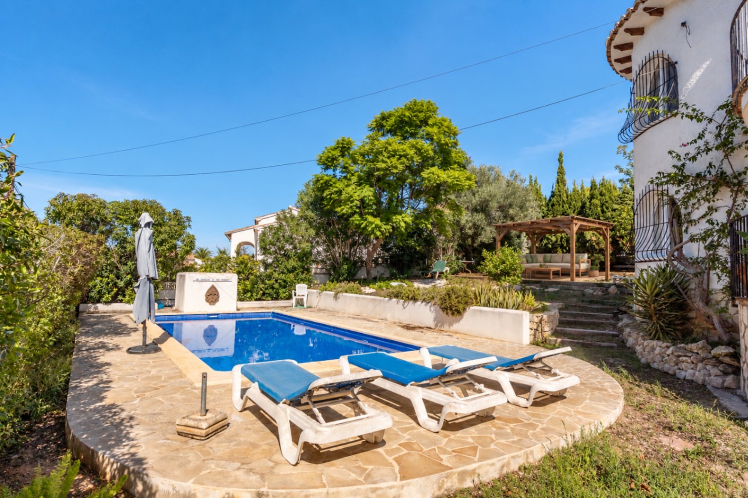 Villa mit separatem Apartment und Blick auf den Montgó, 600 m vom Meer entfernt.