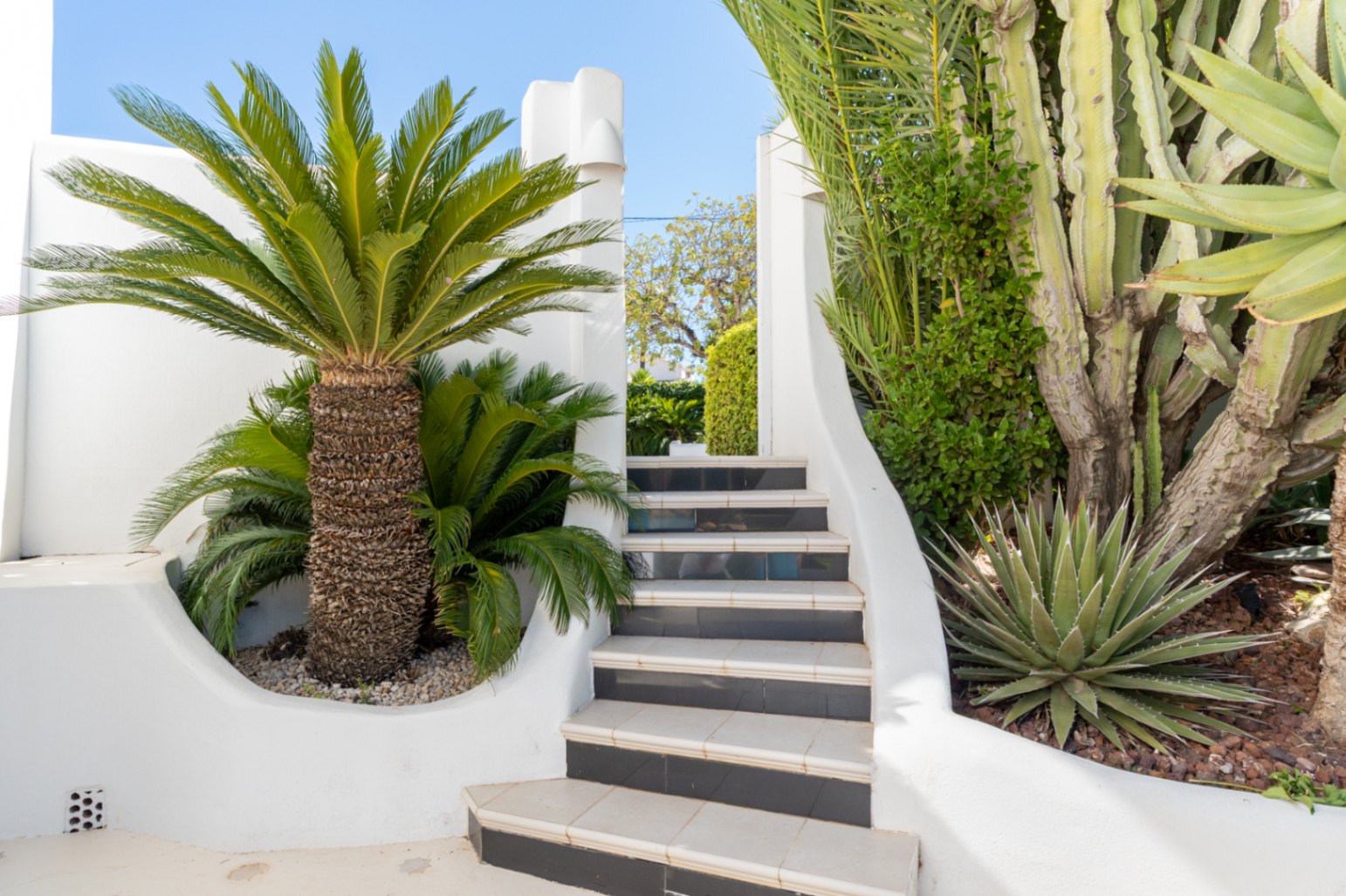 Stunning Ibiza-Style Villa with Tennis Court and Montgo Views in Javea
