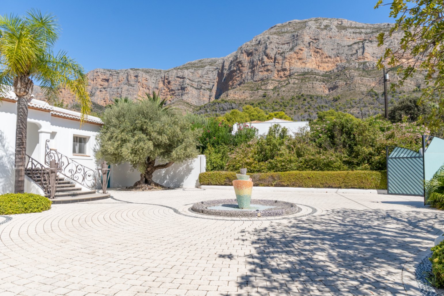 Stunning Ibiza-Style Villa with Tennis Court and Montgo Views in Javea