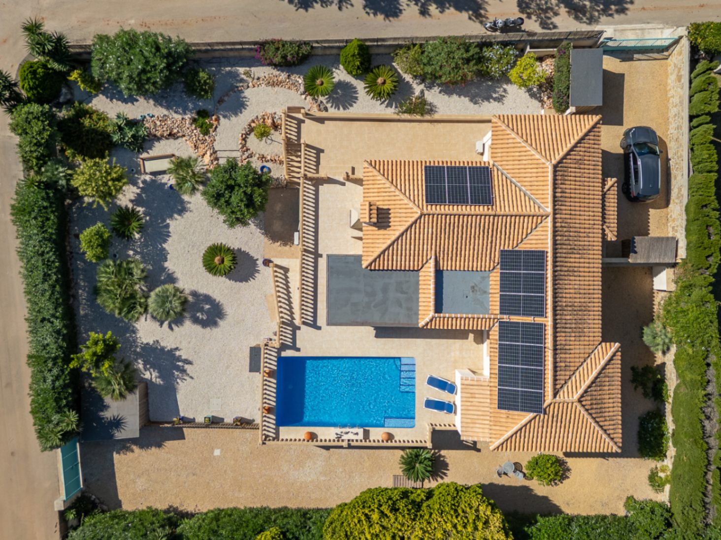 Villa orientée au sud avec un appartement d'invités indépendant, un atelier et des vues dégagées.