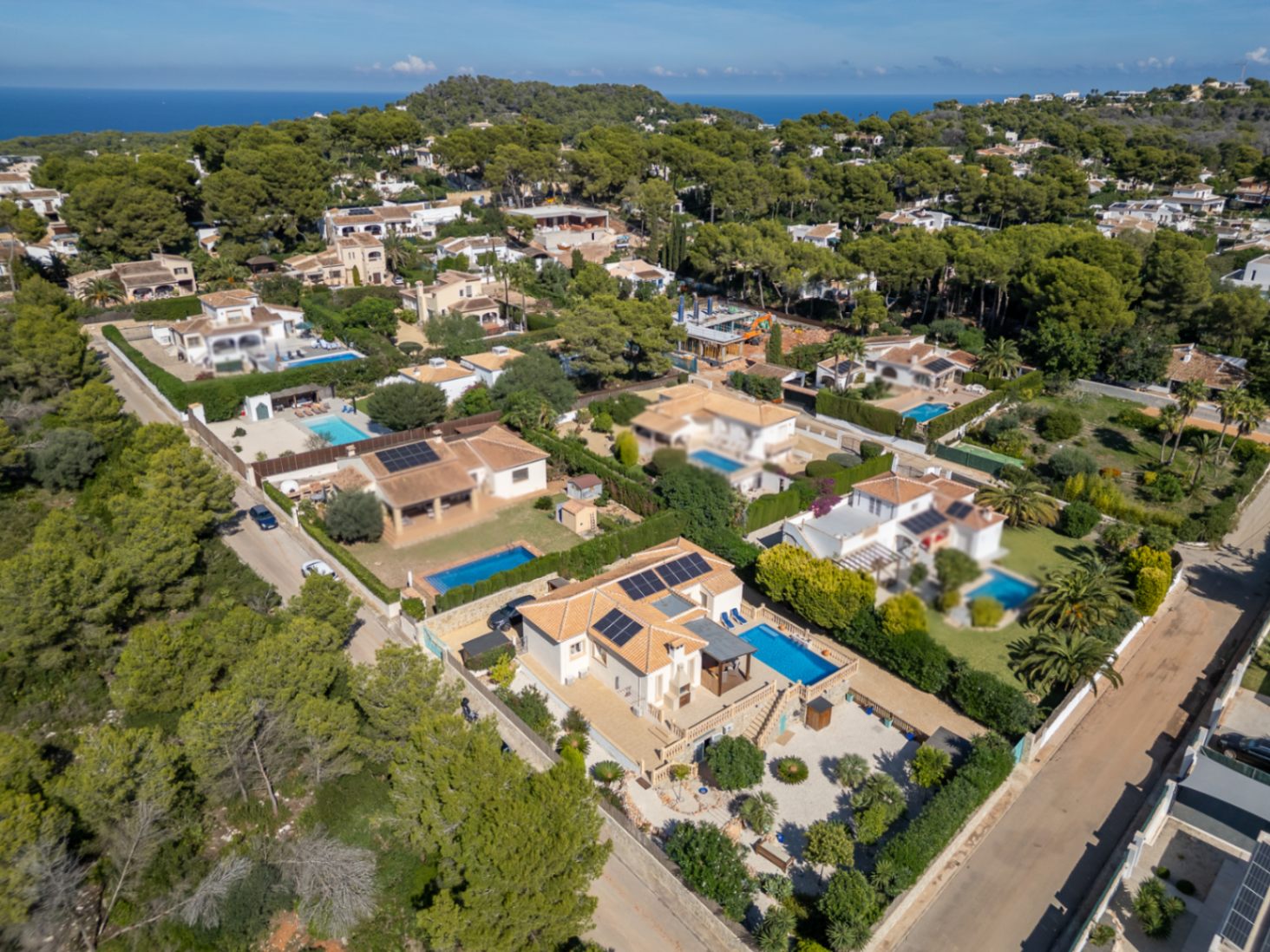 Villa orientée au sud avec un appartement d'invités indépendant, un atelier et des vues dégagées.