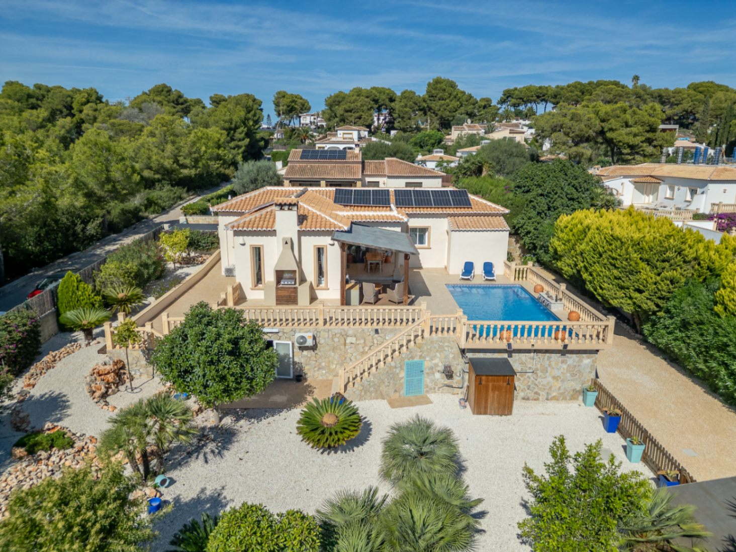 Villa orientée au sud avec un appartement d'invités indépendant, un atelier et des vues dégagées.