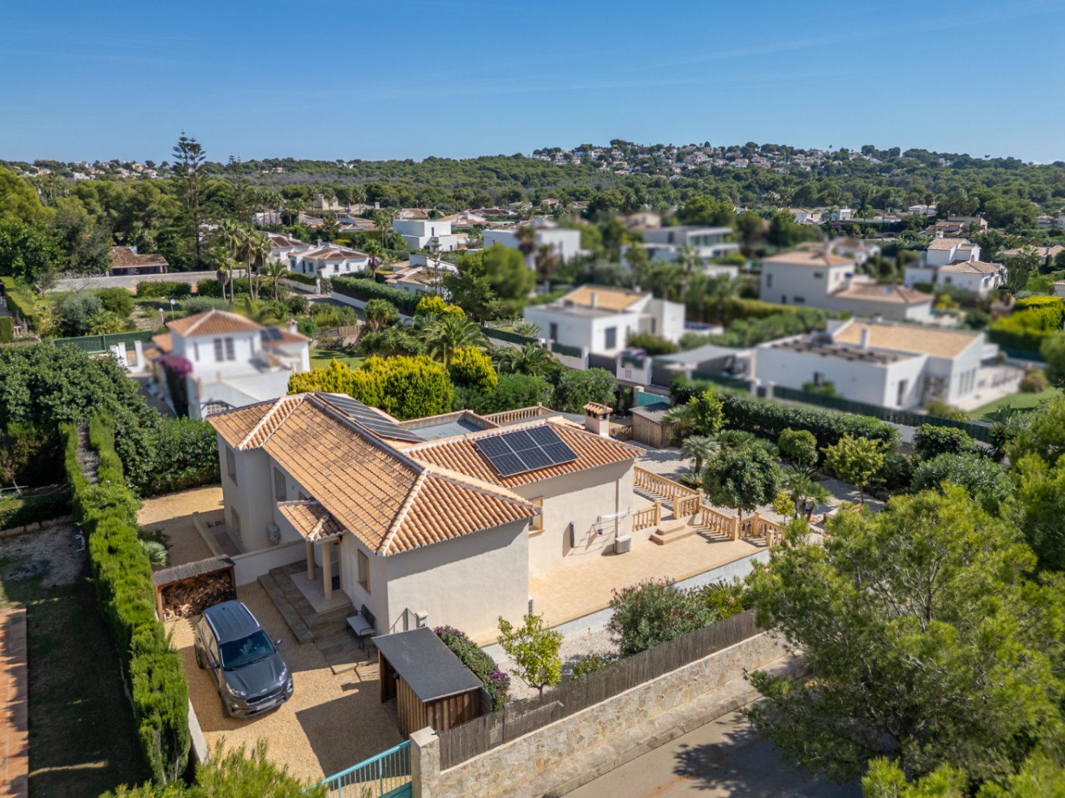 Villa orientée au sud avec un appartement d'invités indépendant, un atelier et des vues dégagées.