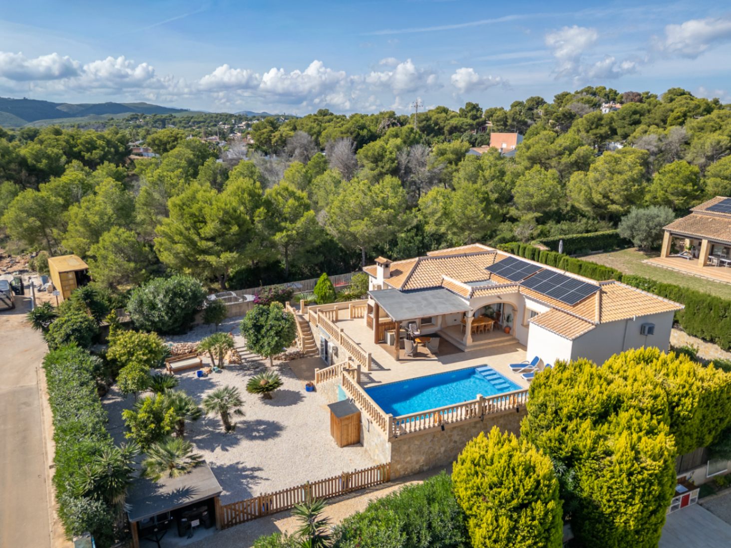 Villa orientée au sud avec un appartement d'invités indépendant, un atelier et des vues dégagées.