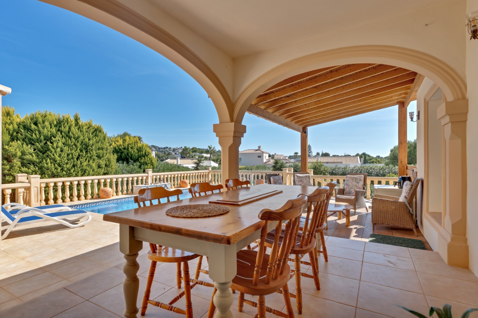 Villa orientée au sud avec un appartement d'invités indépendant, un atelier et des vues dégagées.