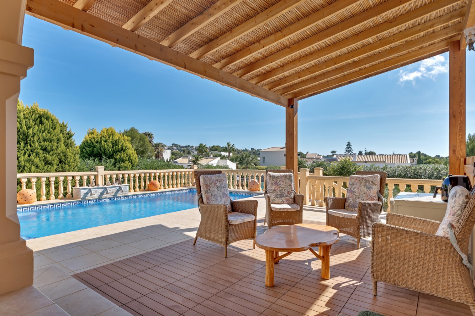 Villa orientée au sud avec un appartement d'invités indépendant, un atelier et des vues dégagées.