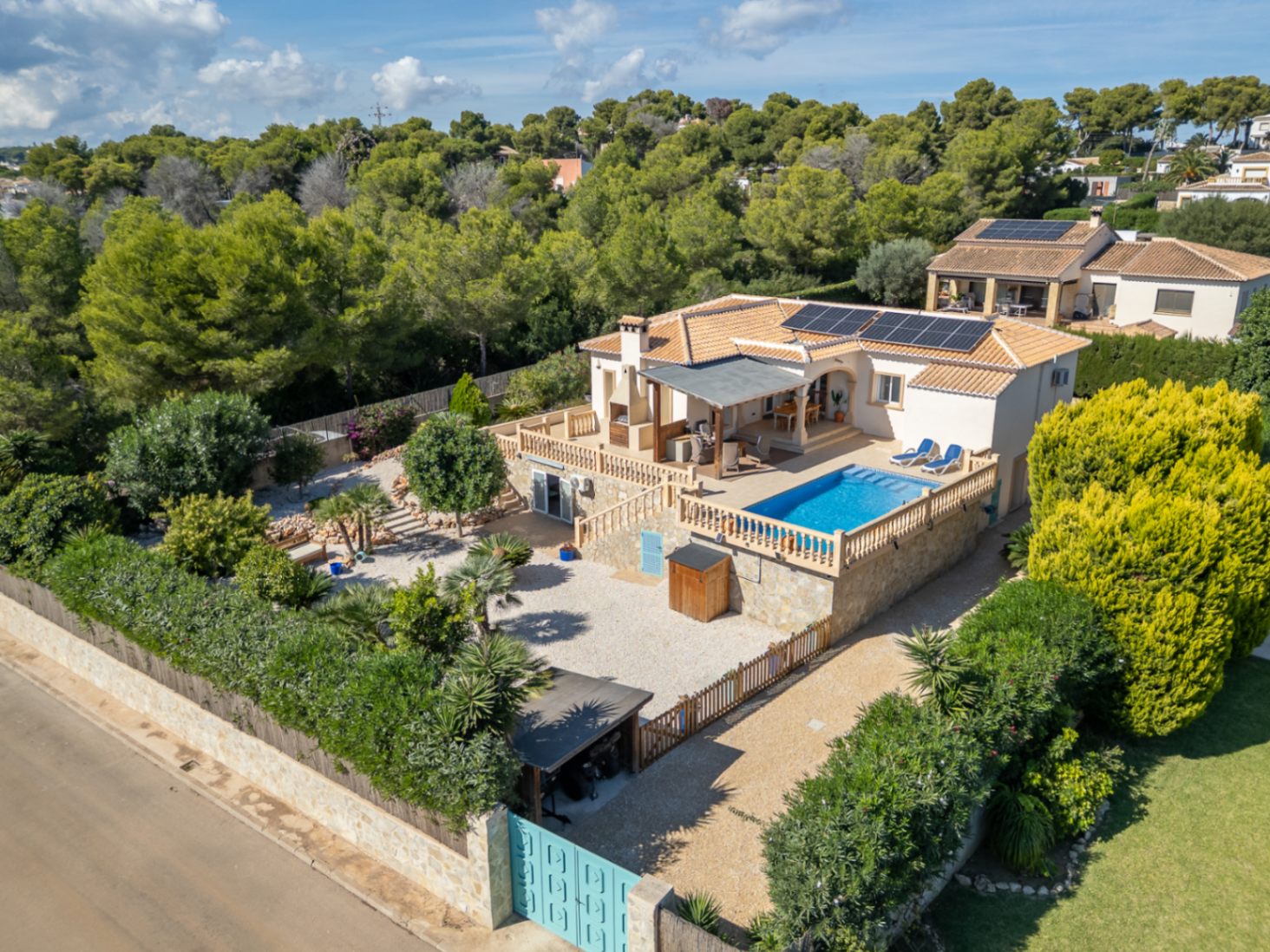 Villa orientée au sud avec un appartement d'invités indépendant, un atelier et des vues dégagées.