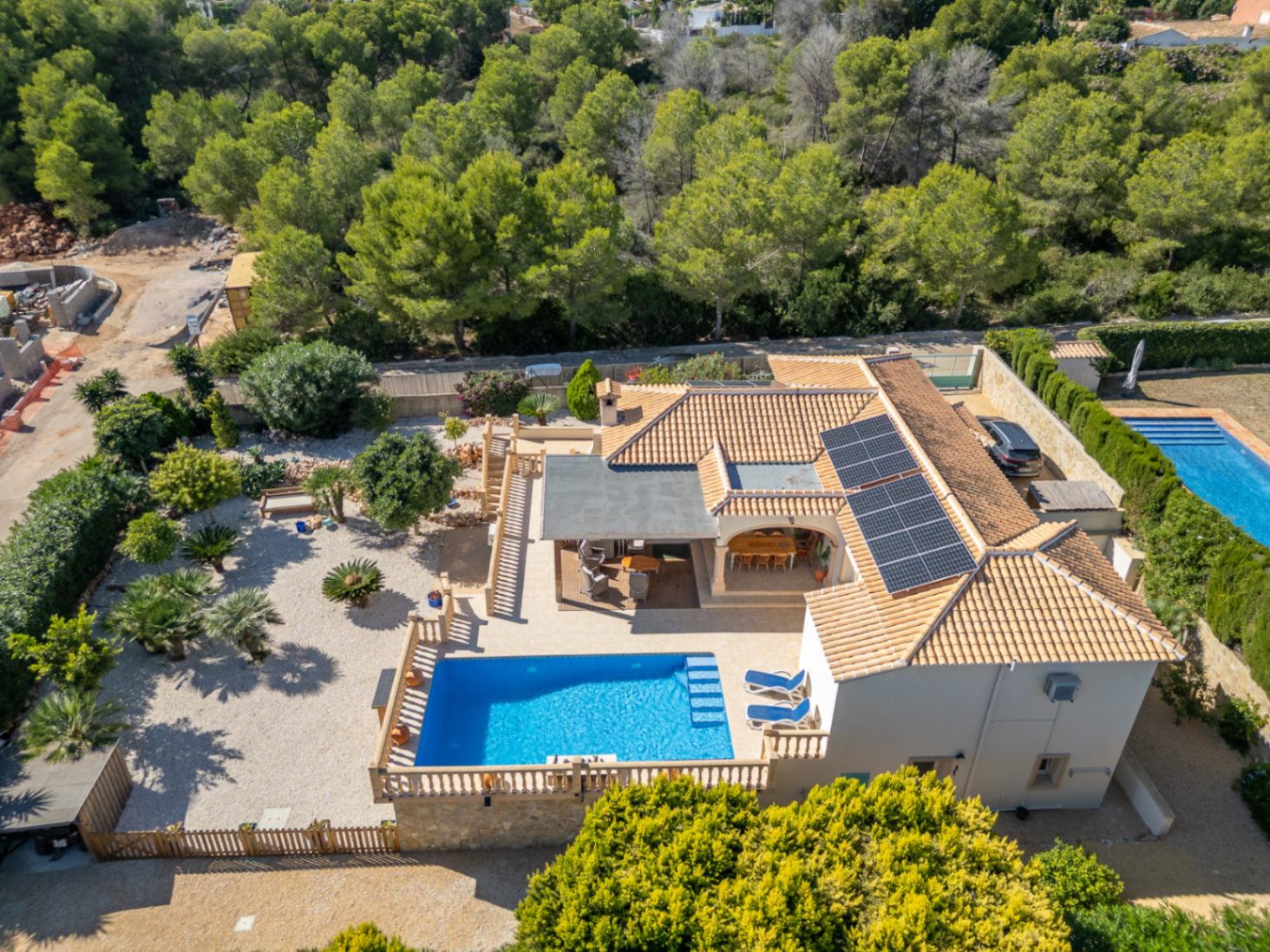 Villa orientée au sud avec un appartement d'invités indépendant, un atelier et des vues dégagées.