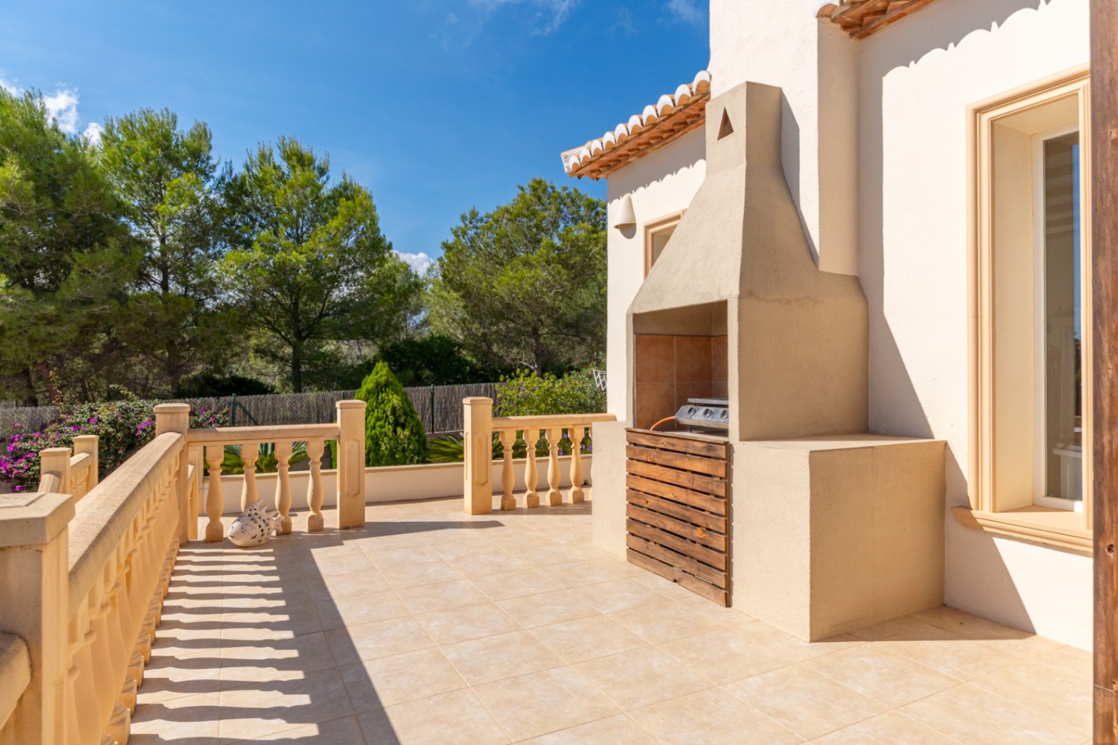 Villa orientée au sud avec un appartement d'invités indépendant, un atelier et des vues dégagées.