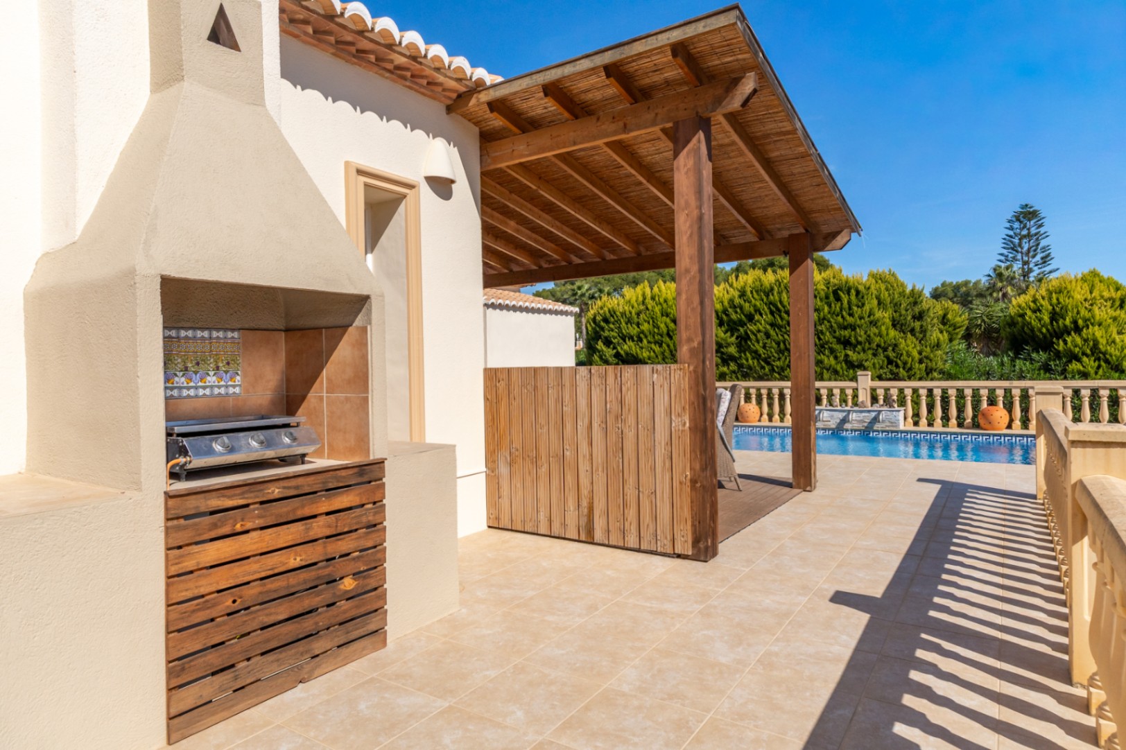 Villa orientée au sud avec un appartement d'invités indépendant, un atelier et des vues dégagées.
