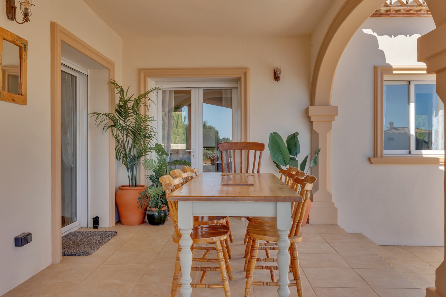 Villa orientée au sud avec un appartement d'invités indépendant, un atelier et des vues dégagées.