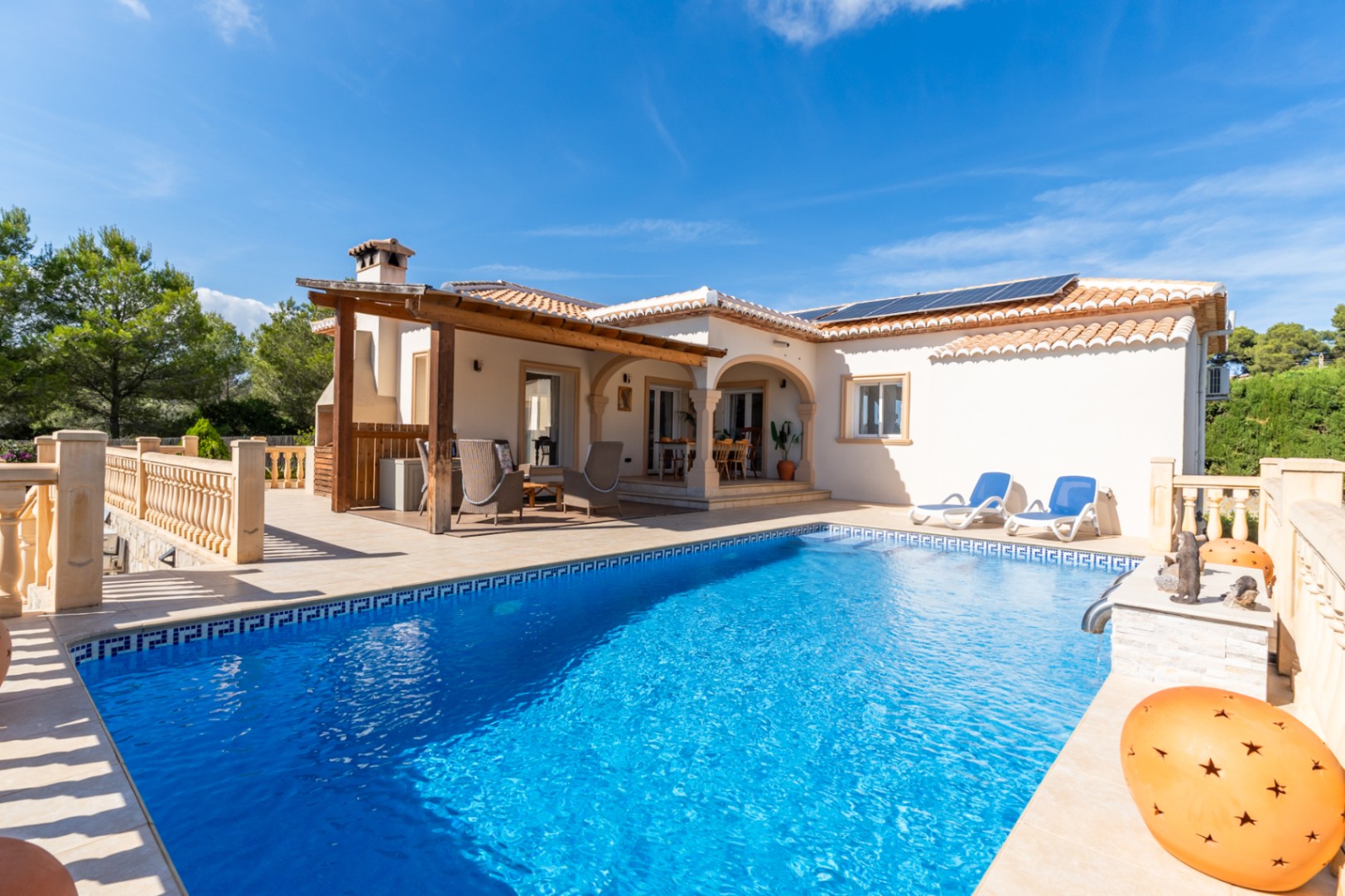 Villa orientée au sud avec un appartement d'invités indépendant, un atelier et des vues dégagées.