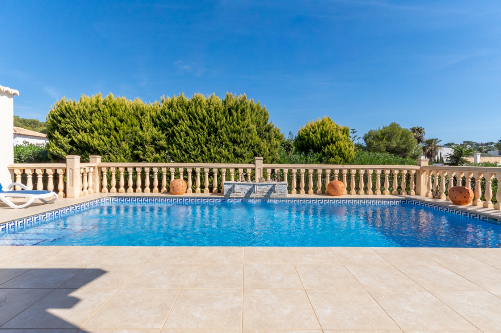 Villa orientée au sud avec un appartement d'invités indépendant, un atelier et des vues dégagées.