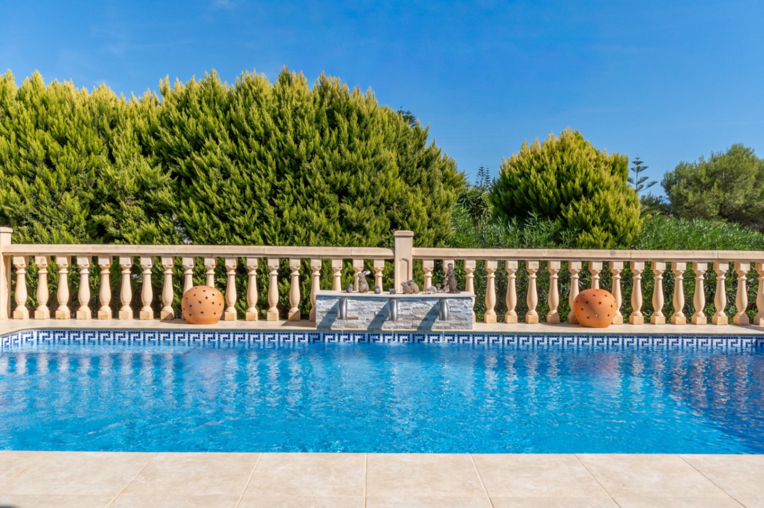Villa orientée au sud avec un appartement d'invités indépendant, un atelier et des vues dégagées.