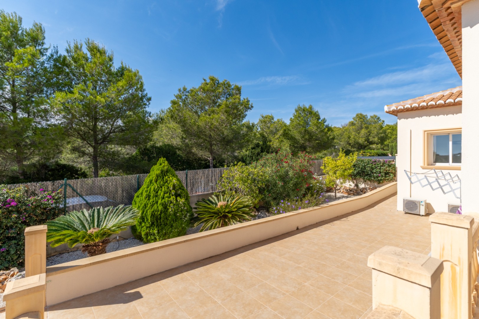 Villa orientée au sud avec un appartement d'invités indépendant, un atelier et des vues dégagées.