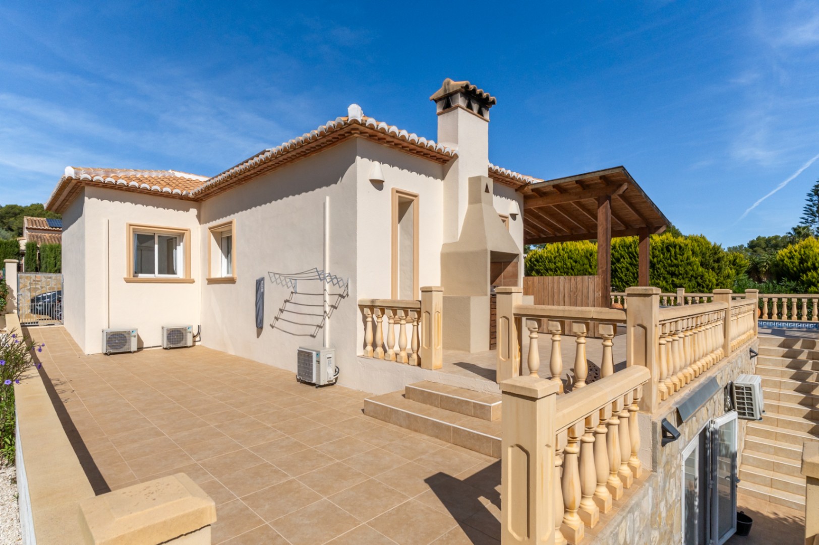 Villa orientée au sud avec un appartement d'invités indépendant, un atelier et des vues dégagées.