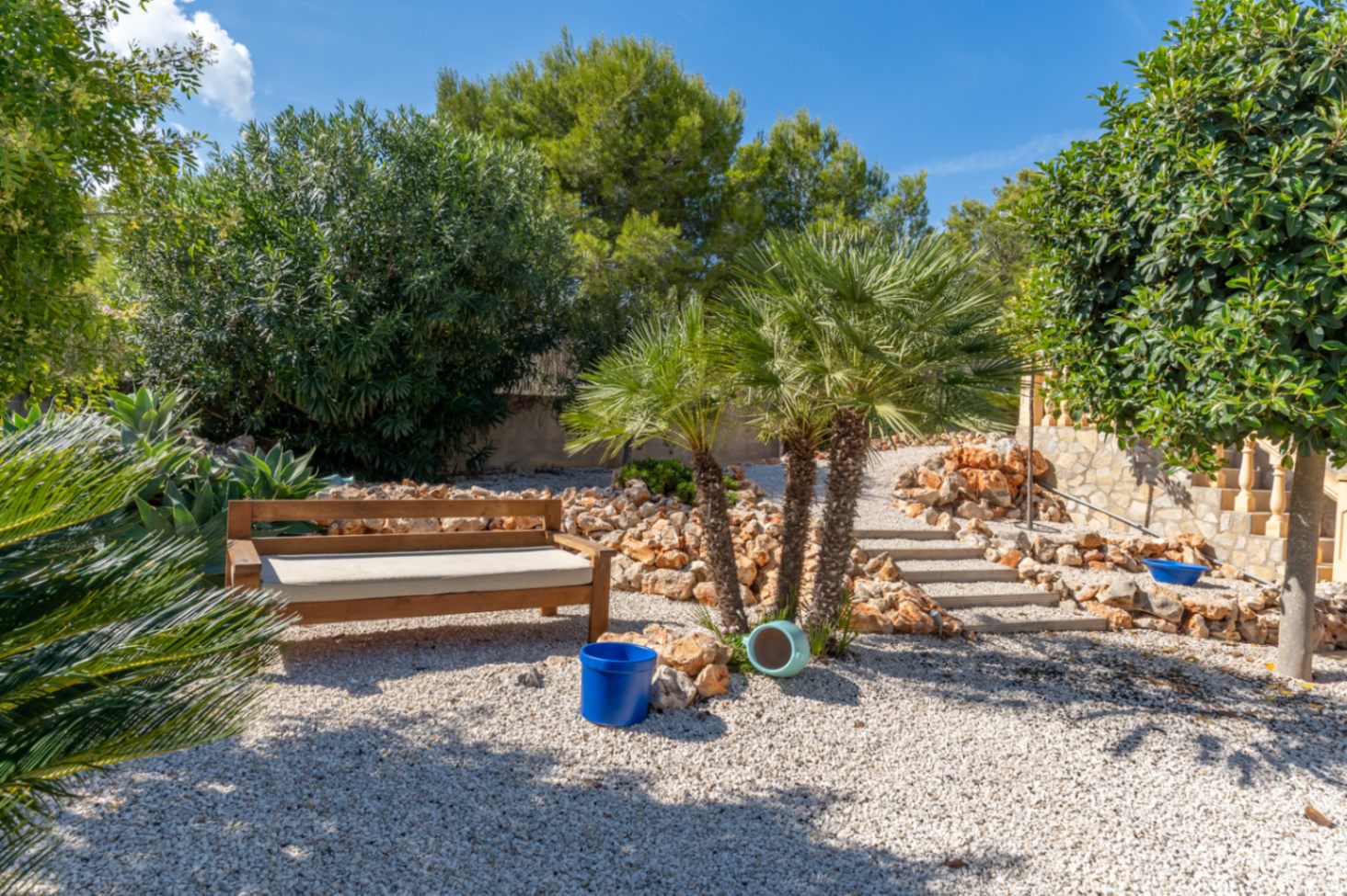 Villa orientée au sud avec un appartement d'invités indépendant, un atelier et des vues dégagées.