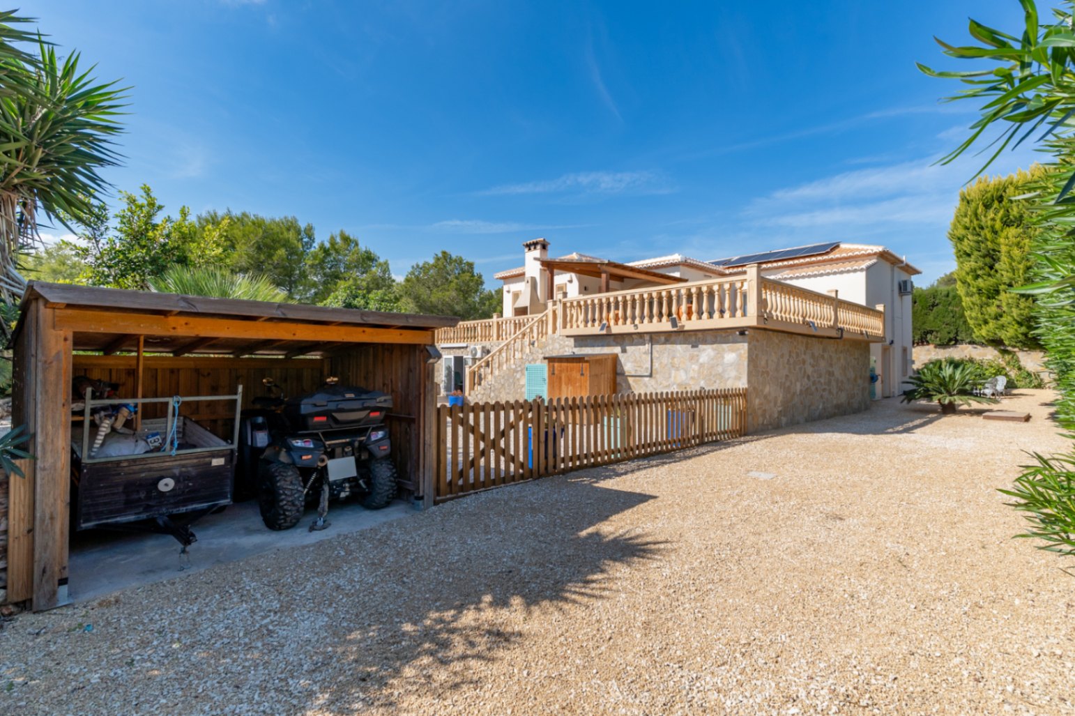 Villa orientée au sud avec un appartement d'invités indépendant, un atelier et des vues dégagées.
