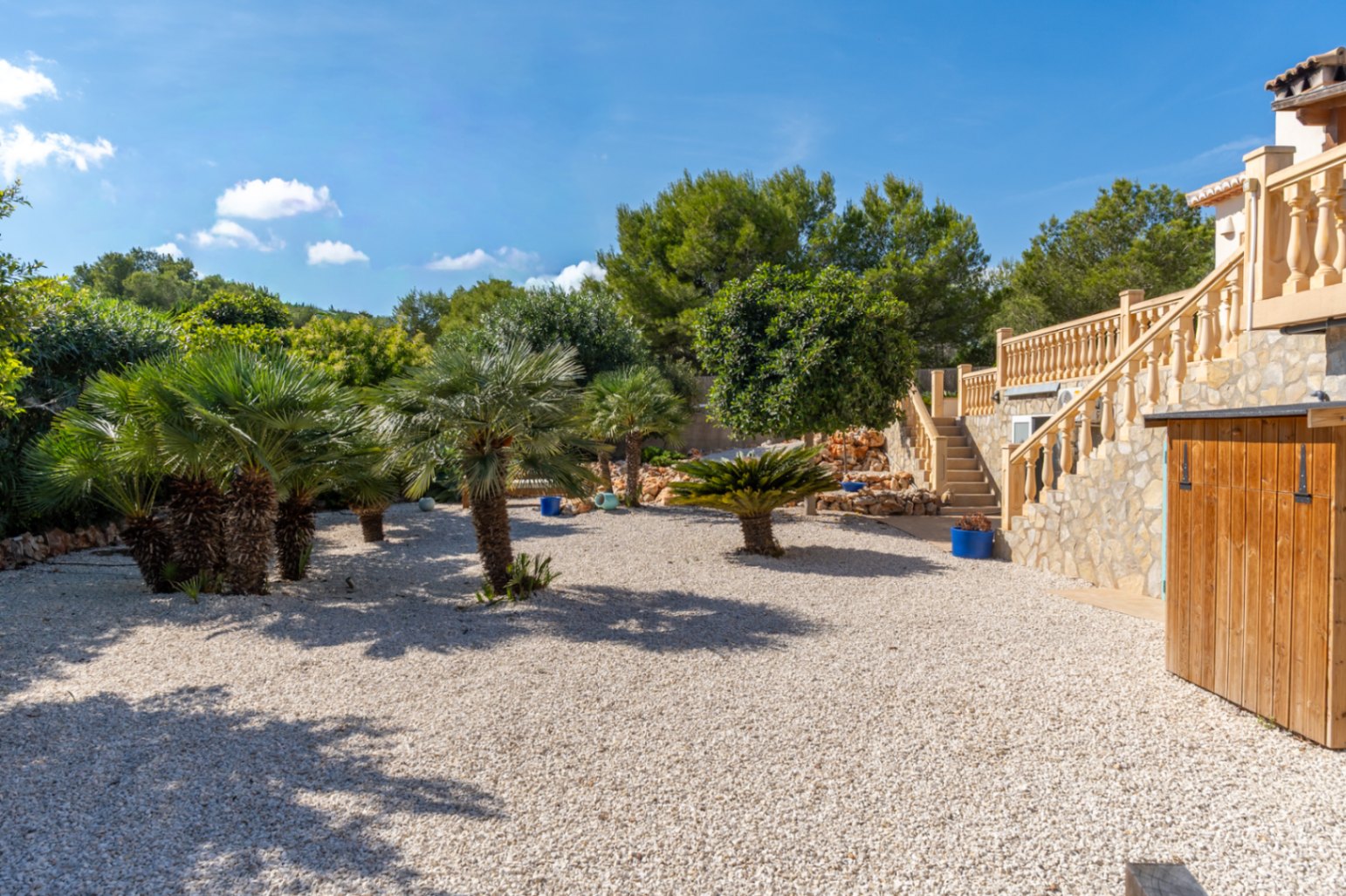 Villa orientée au sud avec un appartement d'invités indépendant, un atelier et des vues dégagées.
