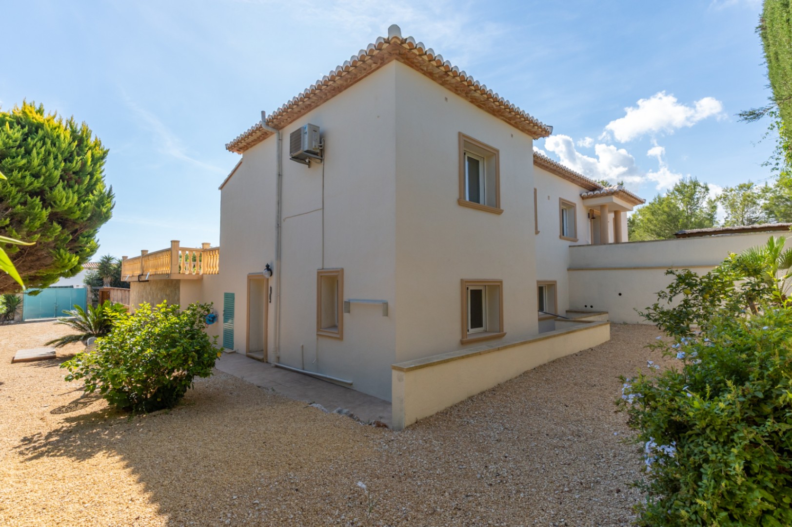 Villa orientée au sud avec un appartement d'invités indépendant, un atelier et des vues dégagées.