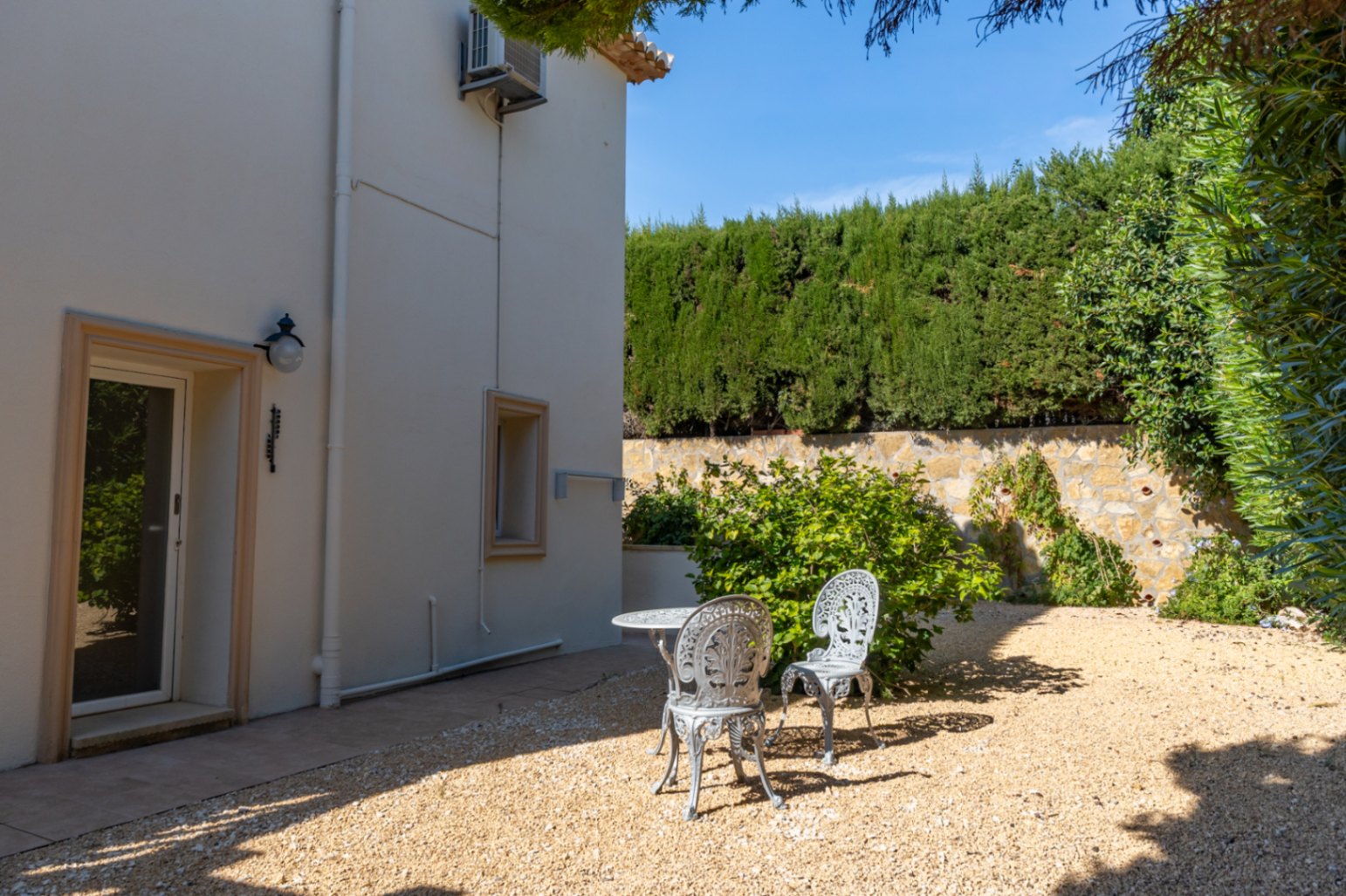Villa orientée au sud avec un appartement d'invités indépendant, un atelier et des vues dégagées.