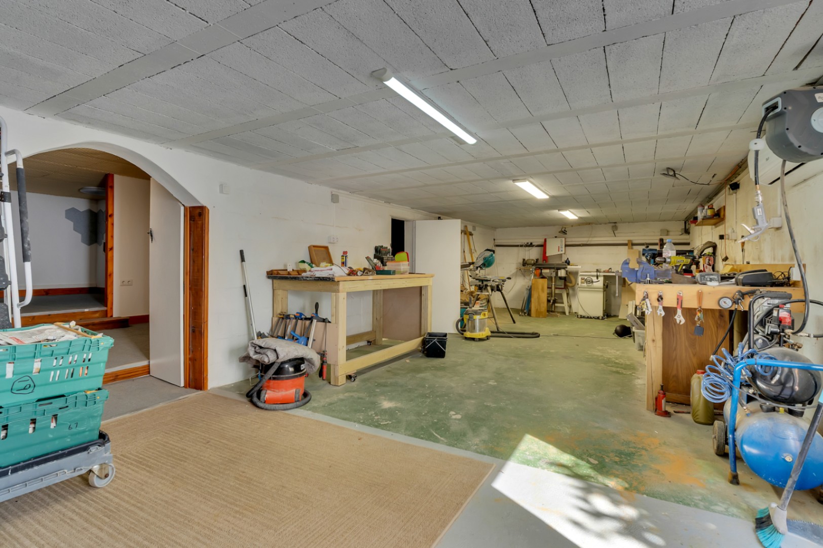 Villa orientée au sud avec un appartement d'invités indépendant, un atelier et des vues dégagées.