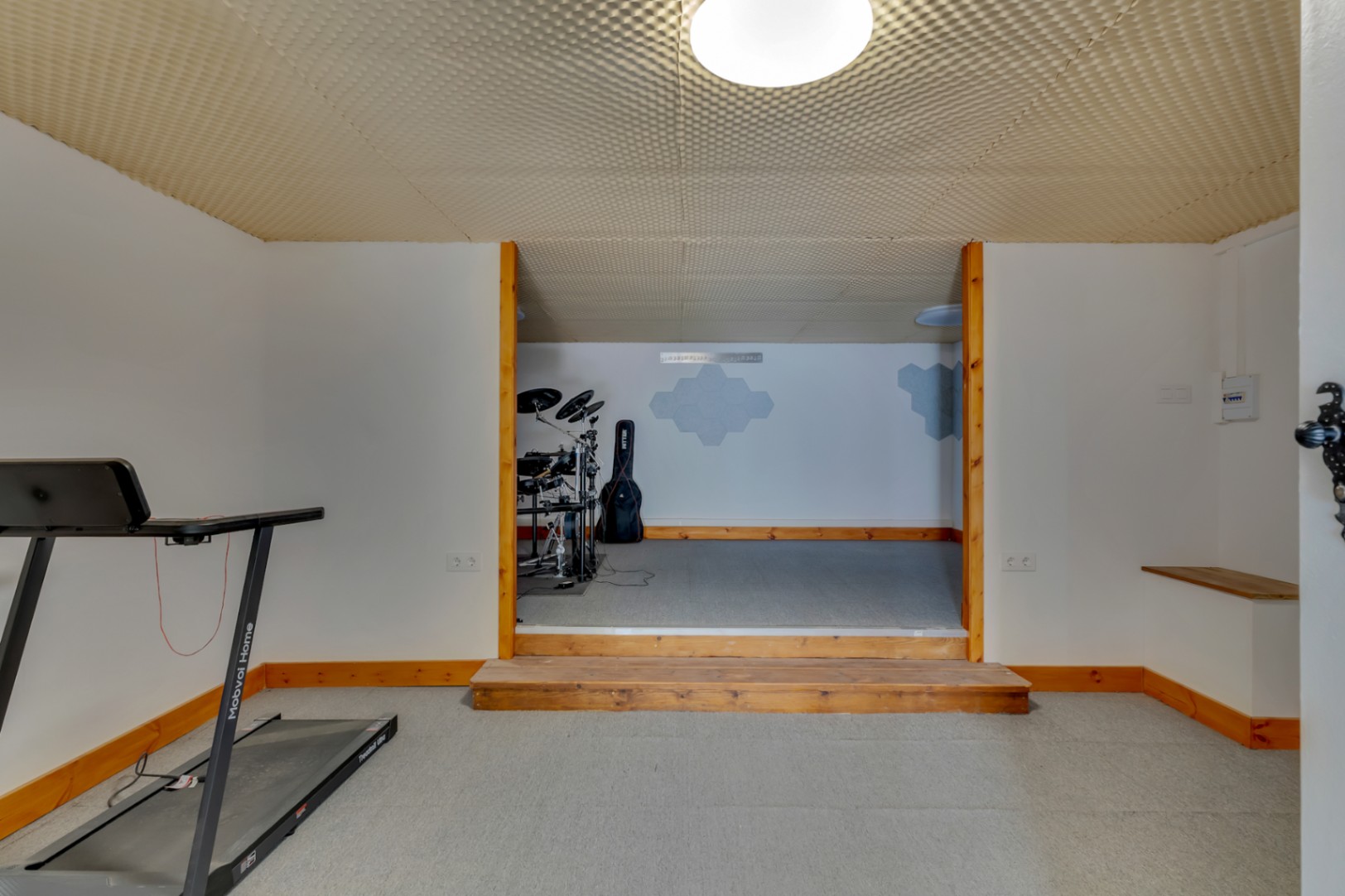 Villa orientée au sud avec un appartement d'invités indépendant, un atelier et des vues dégagées.