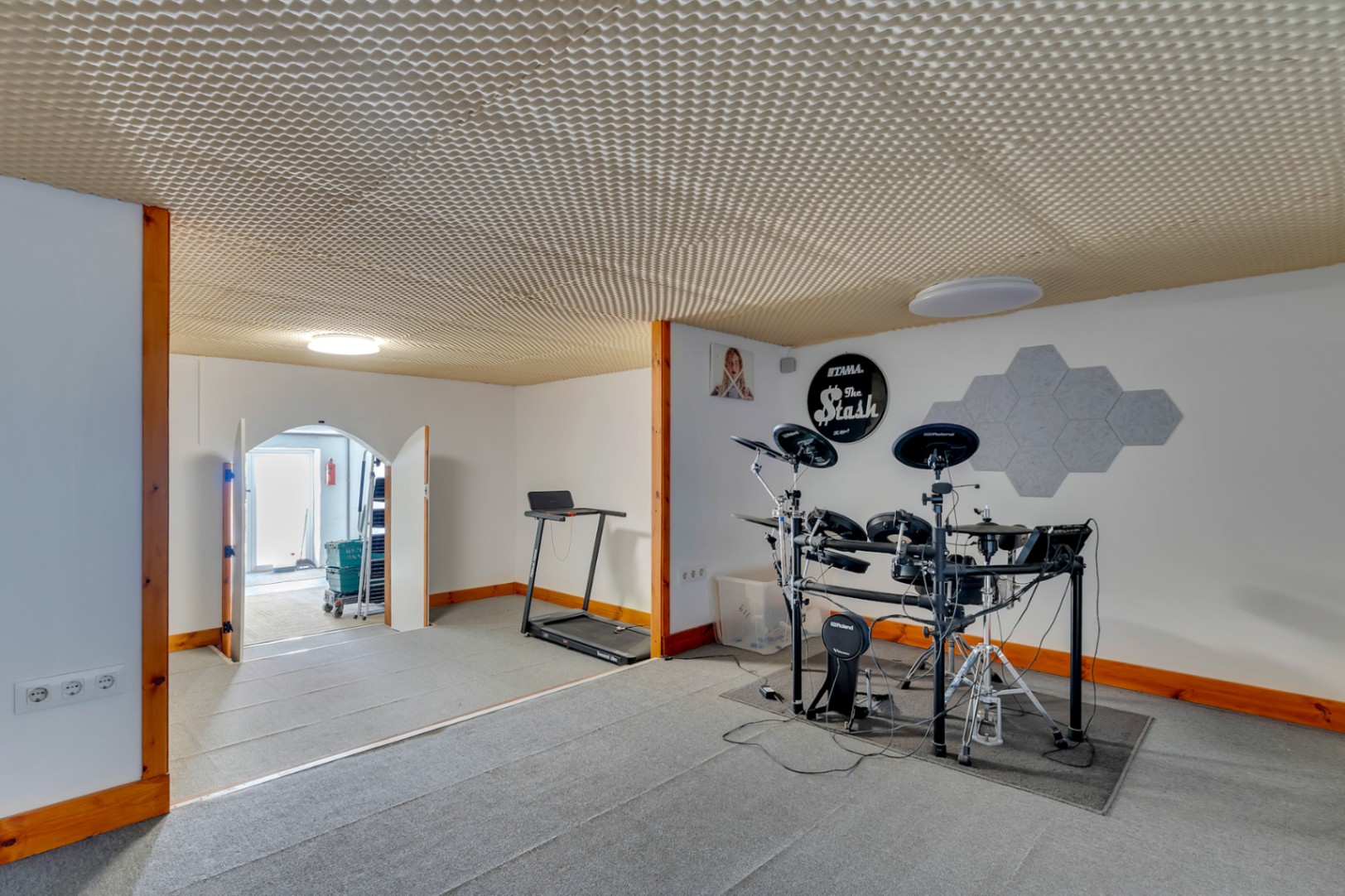 Villa orientée au sud avec un appartement d'invités indépendant, un atelier et des vues dégagées.