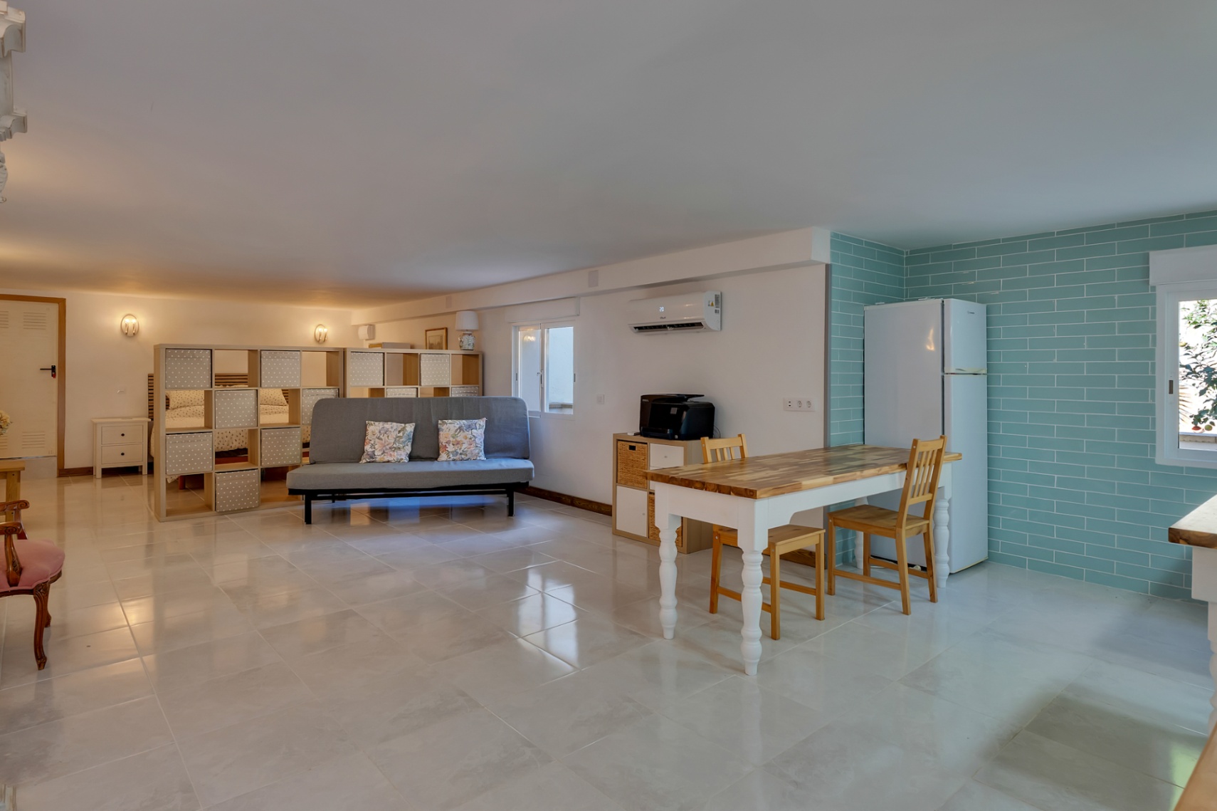 Villa orientée au sud avec un appartement d'invités indépendant, un atelier et des vues dégagées.