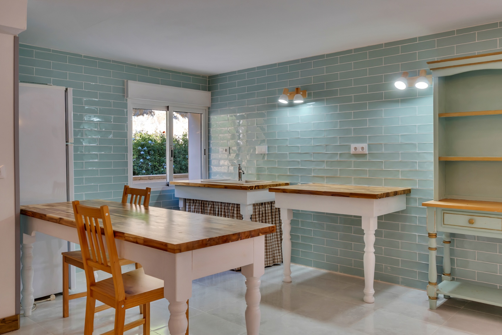 Villa orientée au sud avec un appartement d'invités indépendant, un atelier et des vues dégagées.