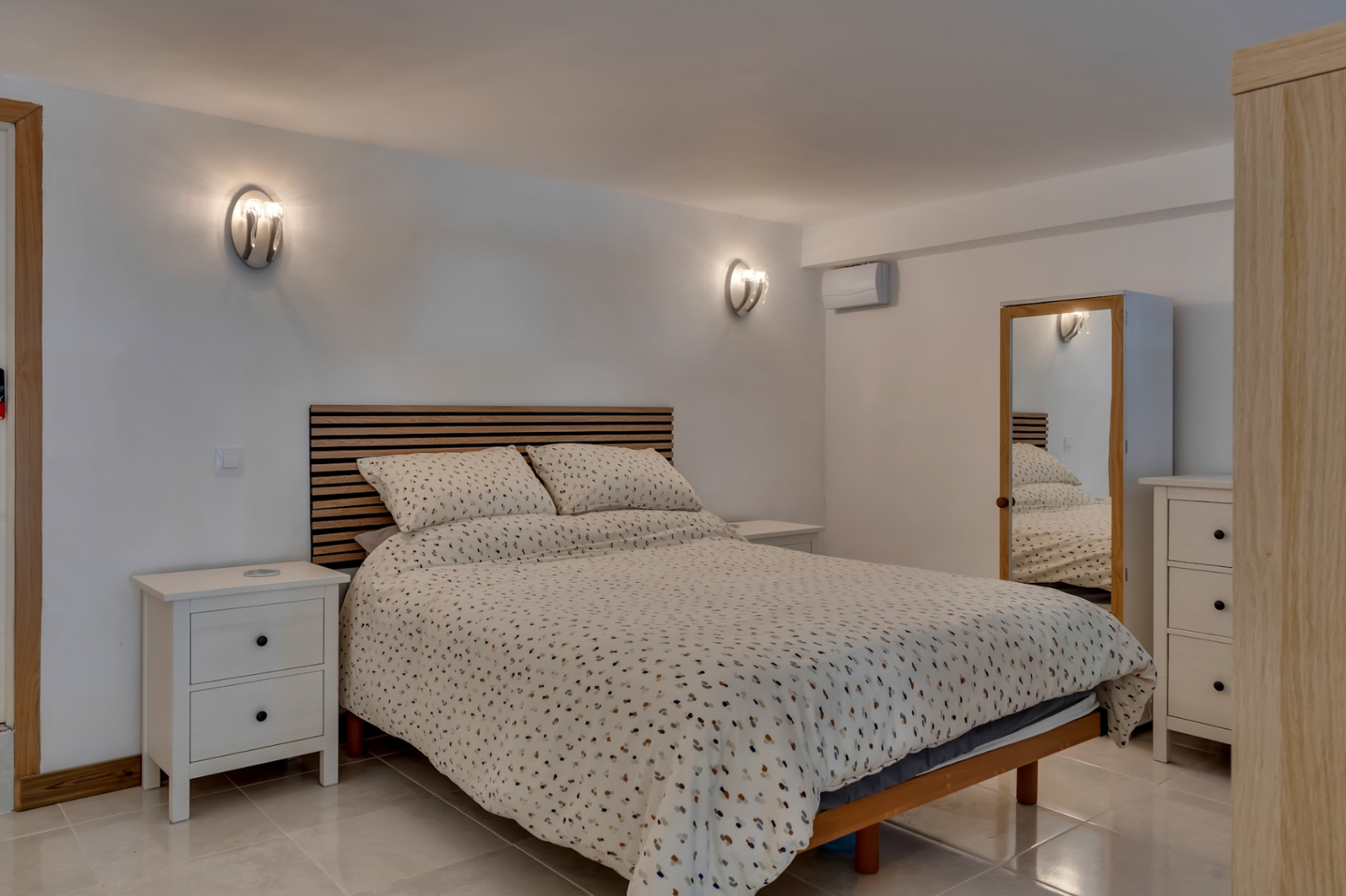 Villa orientée au sud avec un appartement d'invités indépendant, un atelier et des vues dégagées.