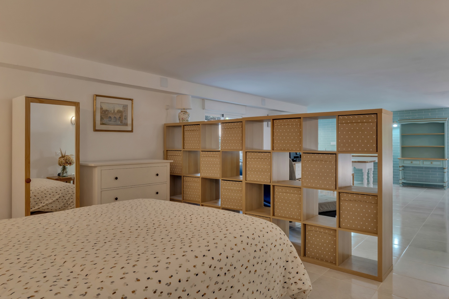 Villa orientée au sud avec un appartement d'invités indépendant, un atelier et des vues dégagées.