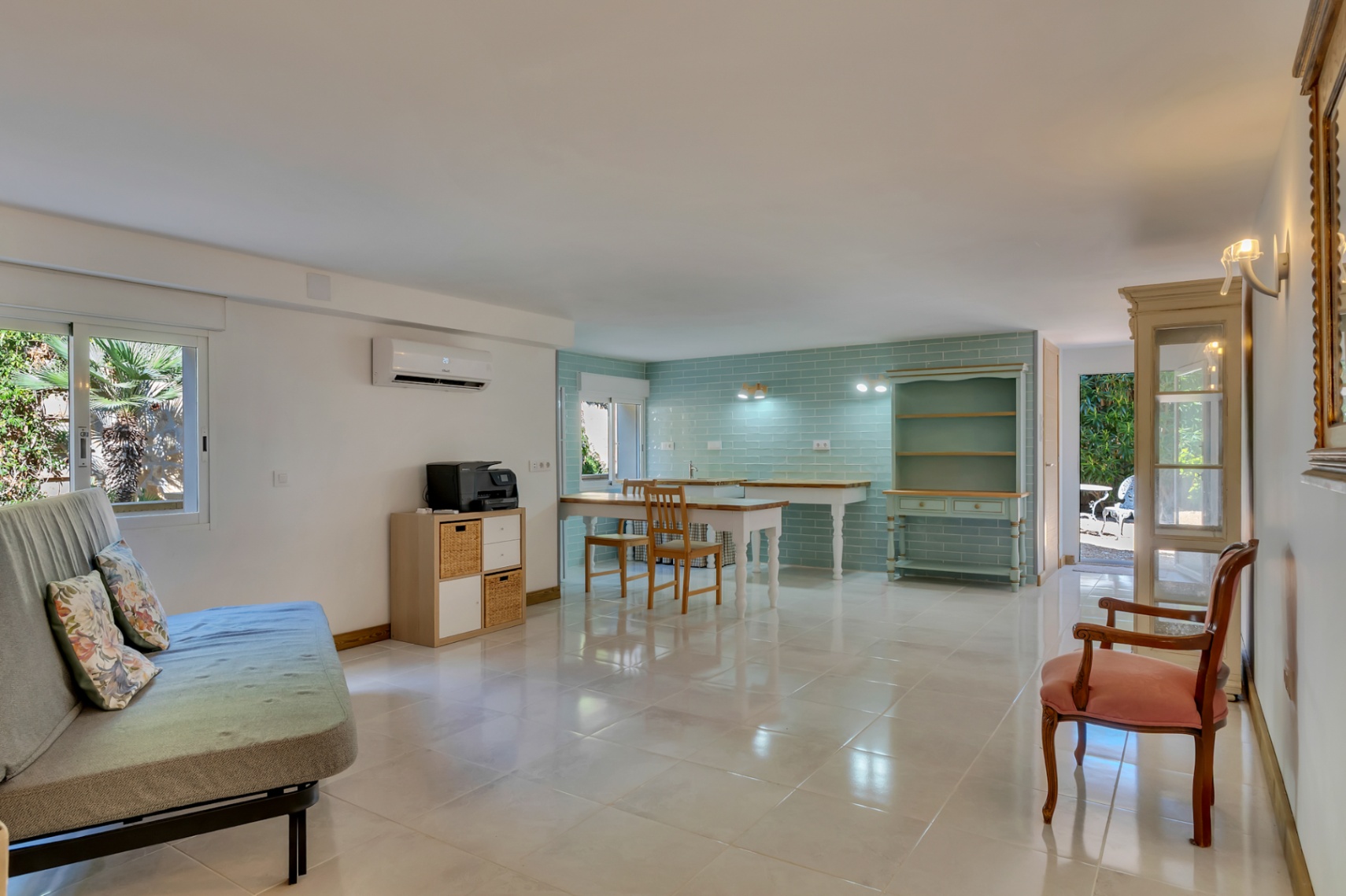 Villa orientée au sud avec un appartement d'invités indépendant, un atelier et des vues dégagées.