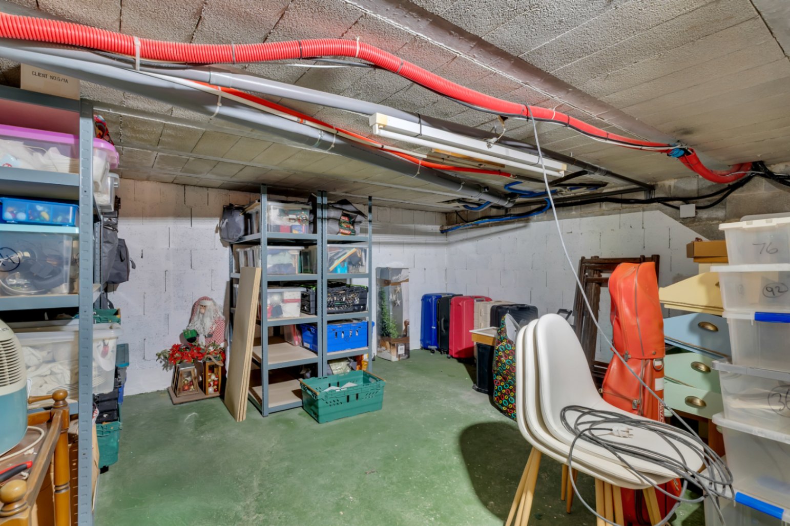 Villa orientée au sud avec un appartement d'invités indépendant, un atelier et des vues dégagées.