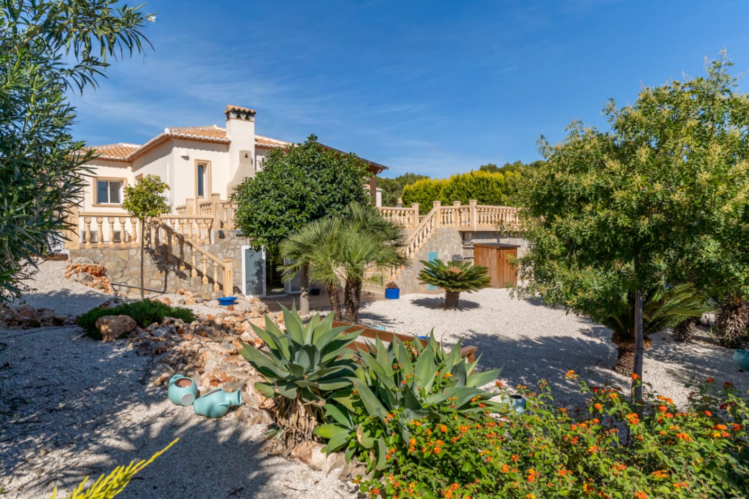 Villa orientée au sud avec un appartement d'invités indépendant, un atelier et des vues dégagées.