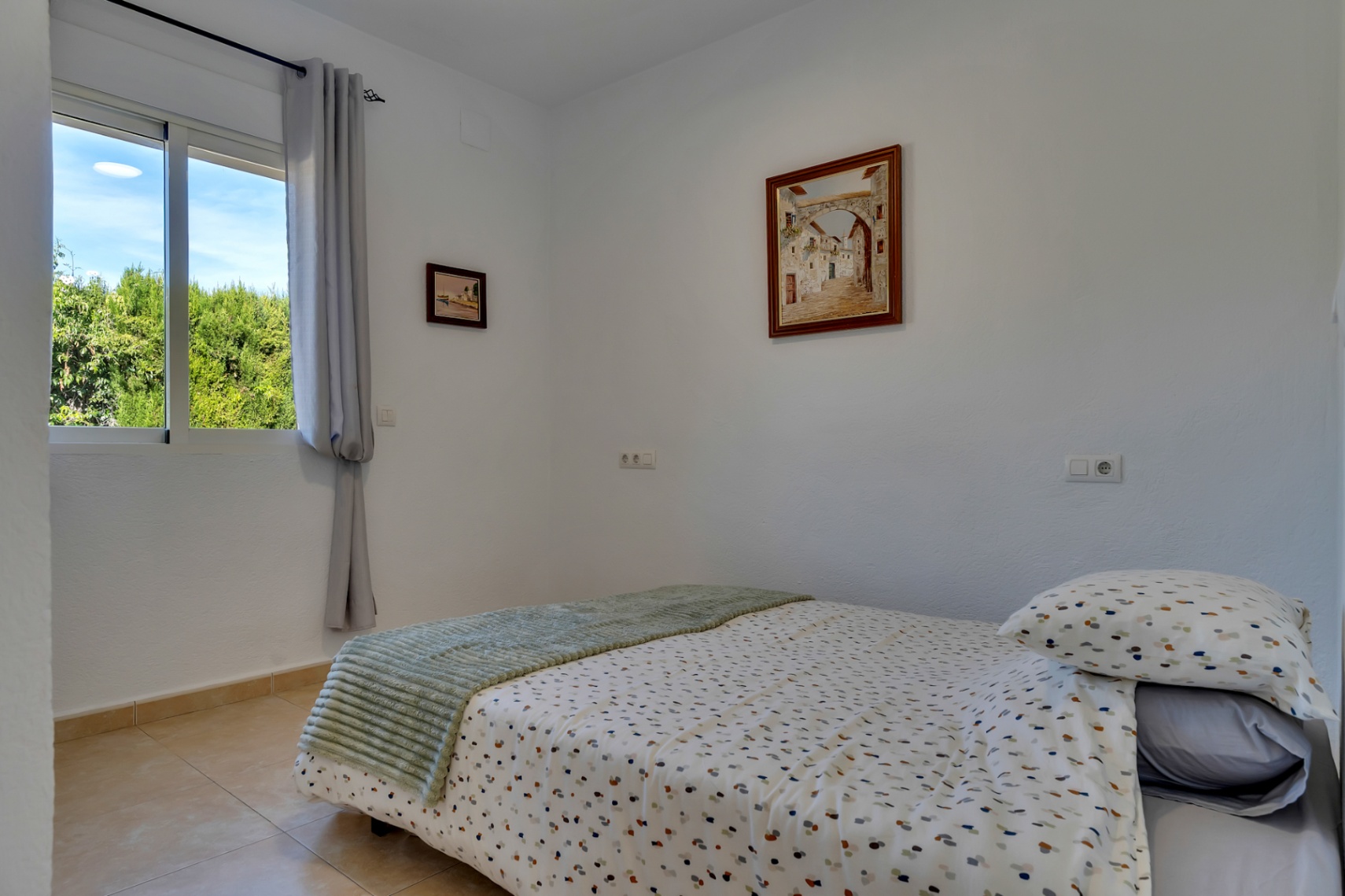 Villa orientée au sud avec un appartement d'invités indépendant, un atelier et des vues dégagées.