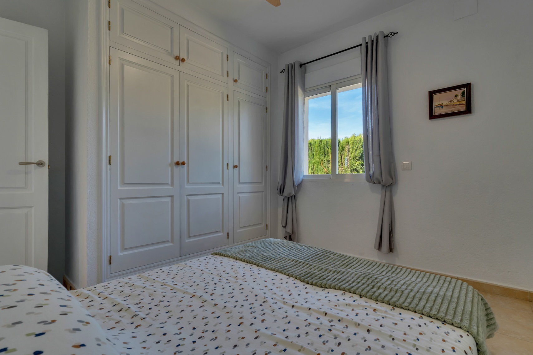 Villa orientée au sud avec un appartement d'invités indépendant, un atelier et des vues dégagées.